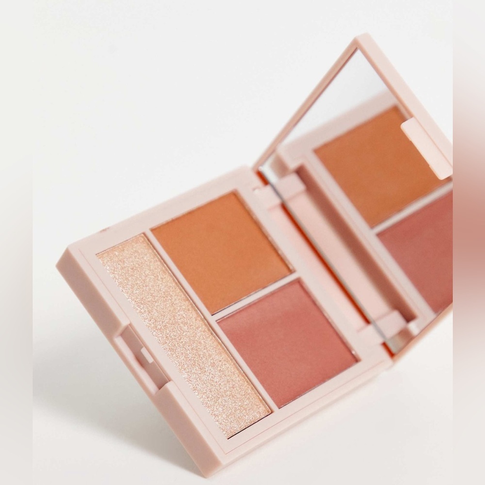 Revolution Makeup Contour Powder Compact - Fair - Picture 3 of 3